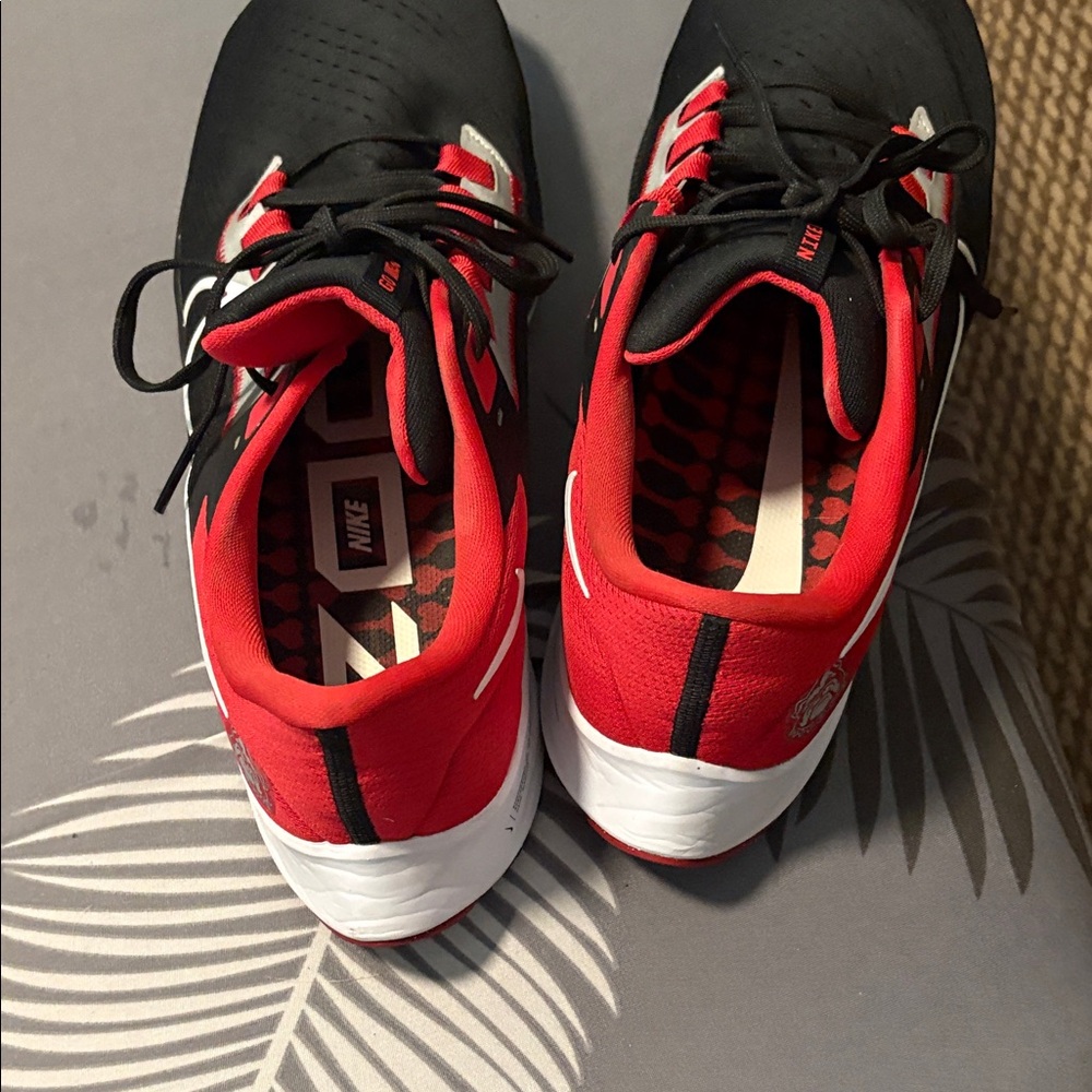 Nike Men's Athletic Shoes in Black and Red - Picture 3 of 4